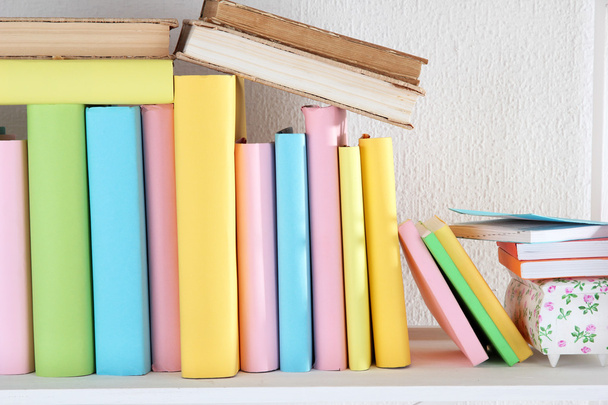 Books on shelf close-up - Foto, Bild