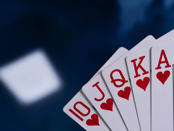 Jogando cartas deck isolado em um fundo escuro cores vermelho, preto e branco - Foto, Imagem