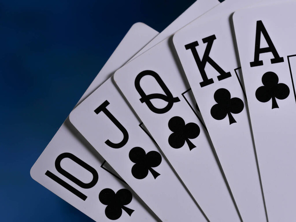 Jogando cartas deck isolado em um fundo escuro cores vermelho, preto e branco - Foto, Imagem