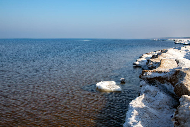Neobvykle klidné Baltské moře s ledem na břehu v zimě slunečný den v Rize, Lotyšsko - Fotografie, Obrázek