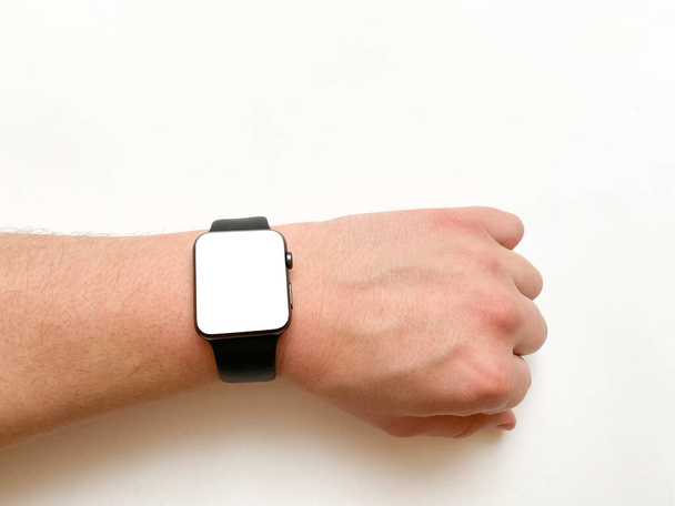 Pohled na obrazovku chytrých hodinek na vaší ruce s maketou na bílém izolovaném pozadí - Fotografie, Obrázek