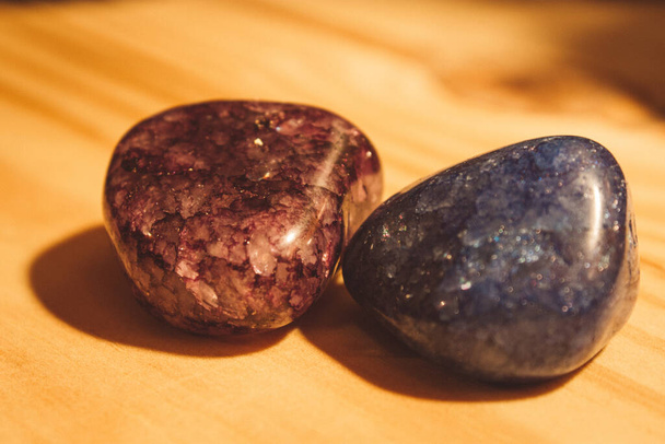Dos rocas minúsculas y coloridas de la fortuna - Foto, Imagen