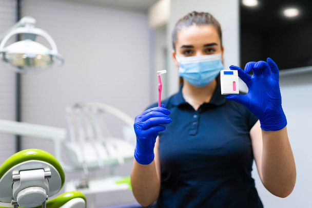 Medico dentista tiene detergente interdentale nelle sue mani - Foto, immagini