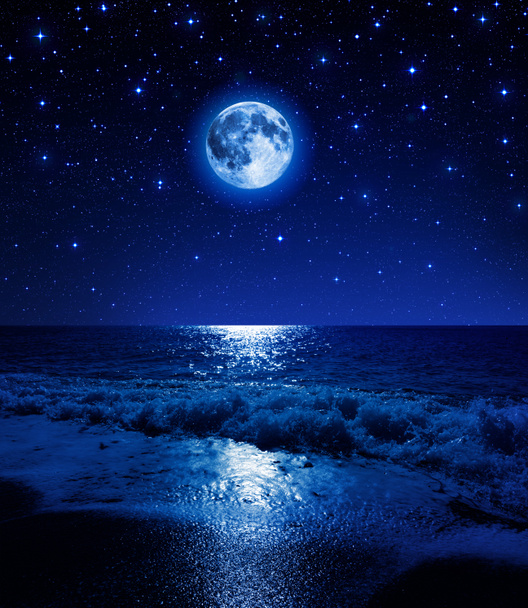 σούπερ Σελήνη στον έναστρο ουρανό στην παραλία θάλασσας - Φωτογραφία, εικόνα