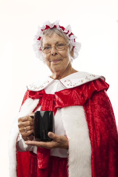 Sra. Claus aislada en blanco, sosteniendo una taza de chocolate caliente
 - Foto, imagen