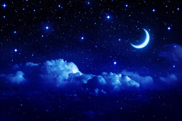Зоряне небо з півмісяцем у мальовничому хмарному пейзажі
 - Фото, зображення