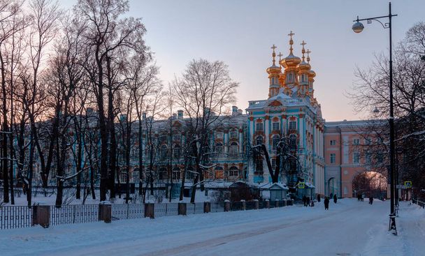 L'église et l'arche du palais Catherine et du Lycée impérial. La nuit d'hiver. - Photo, image