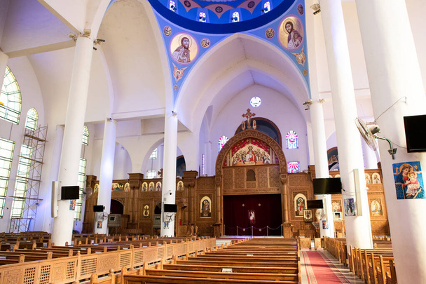 Interiér koptské ortodoxní katedrály v Aswanu v Egyptě. Interiér křesťanské církve. Svaté místo - Fotografie, Obrázek