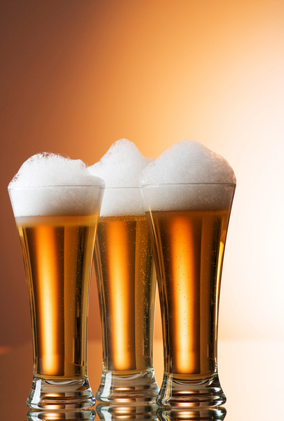 szemüveges Beer ellen a színes gradiens háttér - Fotó, kép