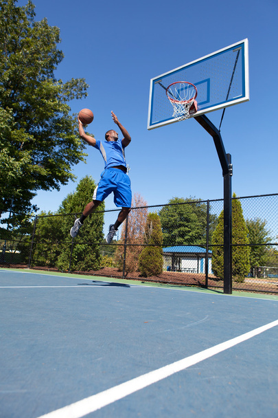 Basketbal slam dunker - Fotografie, Obrázek