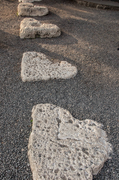 Iglesia de San Pedro Primado donde se encuentra a orillas del mar de Galilea, Israel, grandes piedras en forma de corazón visibles en la orilla. - Foto, Imagen