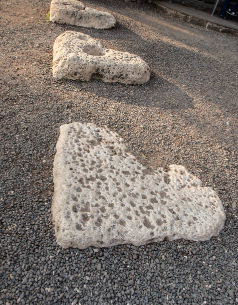 Церква Святого Петра, де знаходиться на березі моря Галілеї, Ізраїль, великі камені у формі серця, видимі на березі.. - Фото, зображення