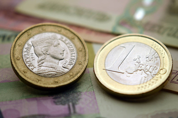 Поворот на євро і російський рубіж. - Фото, зображення