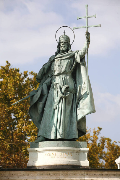 Standbeeld van Sint Stefanus Istvan Koning van Hongarije op Heldenplein Boedapest Hongarije - Foto, afbeelding