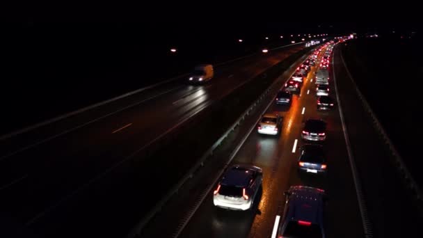 Nagy látószögű forgalmi dugó az autópályán éjszaka - Felvétel, videó
