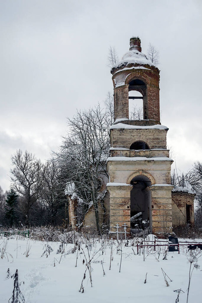 Tuhoutuneen kirkon kellotorni, Knudetin hautausmaan oletuskirkko, Galichsky uyezd, Kostroman maakunta - Valokuva, kuva