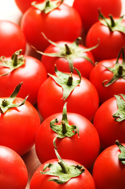 Tomates rojos dispuestos en el stand del mercado
 - Foto, Imagen