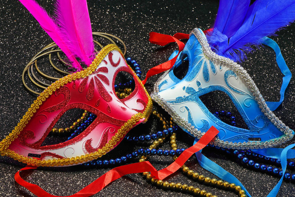 Καρναβαλίστικες μάσκες προσώπου με φτερά και κοσμήματα - Φωτογραφία, εικόνα