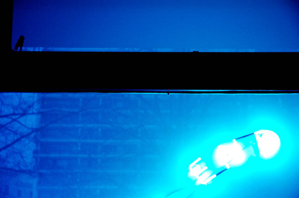 La palabra END como letras por tubos de neón con fondo azul iluminado como fondo de plantilla - Foto, imagen