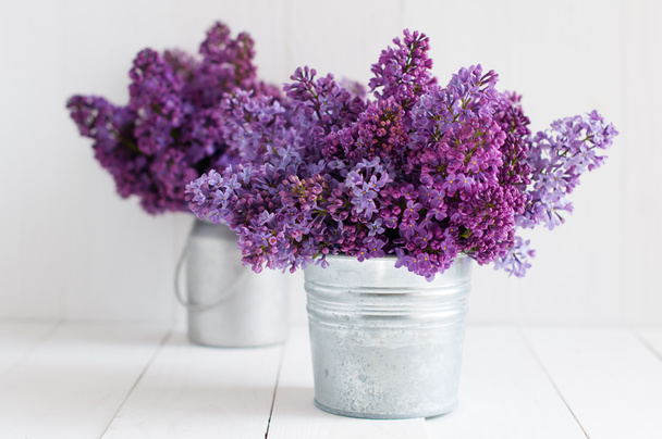 Due mazzi di fiori lilla
  - Foto, immagini