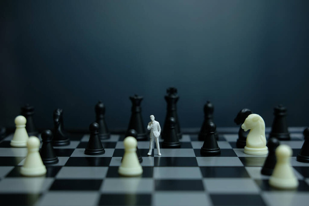 Bedrijfsstrategie conceptuele foto - Miniatuur van zakenman op schaakbord - Foto, afbeelding