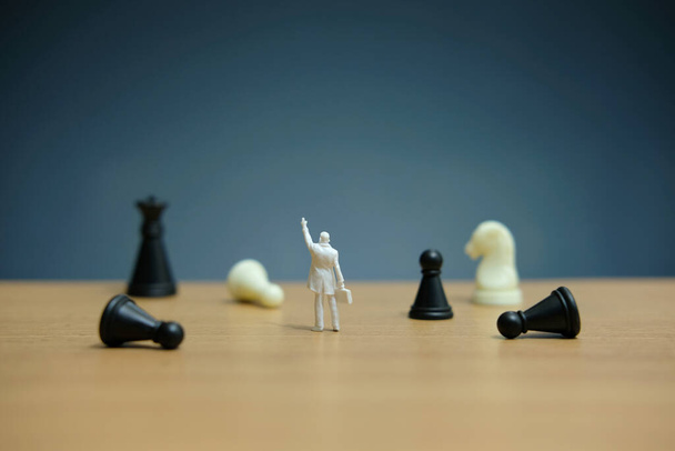 Miniature people στρατηγική έννοια - επιχειρηματίας στέκεται ανάμεσα στις απώλειες ή έπεσε πιόνι - Φωτογραφία, εικόνα