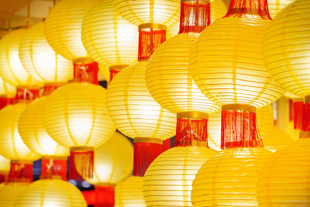 中国の旧正月の祭りで中国の提灯の背景には幸運と平和をもたらす意味 - 写真・画像