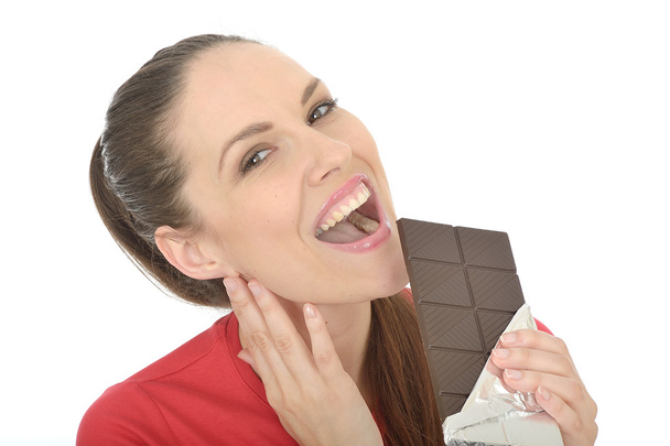Mujer joven comiendo chocolate
 - Foto, imagen