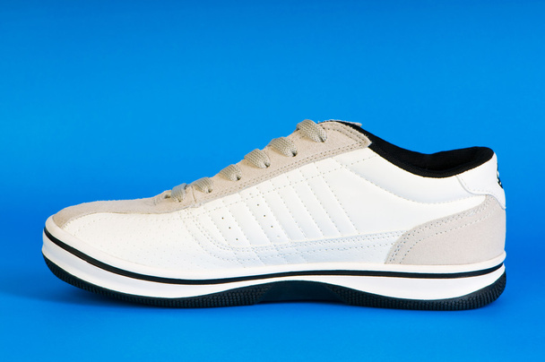 αθλητικά παπούτσια που απομονώνονται σε λευκό φόντο - Φωτογραφία, εικόνα