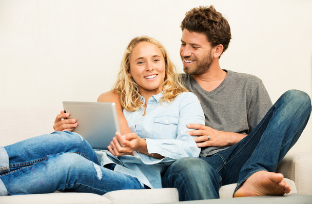 fiatal pár használó tabletta számítógép - Fotó, kép