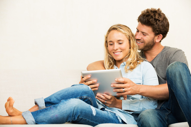 jeune couple utilisant une tablette - Photo, image