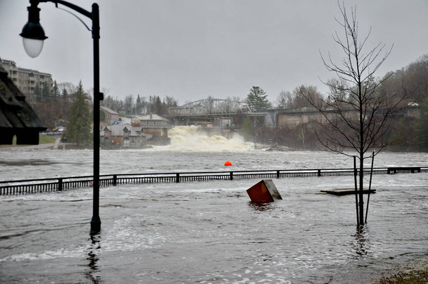 Frühjahrsflut in Bracebridge, Ontario, Kanada, 2019 - Foto, Bild