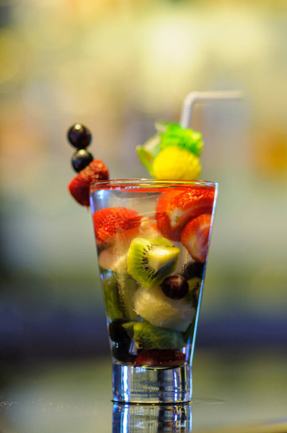 Cocktail di frutta su un bancone di un bar di vetro di notte. - Foto, immagini