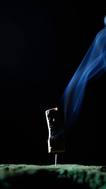 Incienso quemando incienso, humo blanco, fondo negro, usado como imagen de fondo Rindiendo homenaje a los objetos sagrados de la gente del budismo de acuerdo a sus creencias y creencias. - Foto, imagen