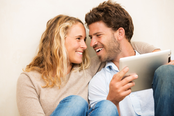 mladý pár používající tablet počítač - Fotografie, Obrázek