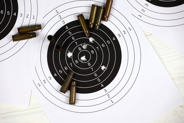 Πολλές σφαίρες με στόχους σκοποβολής σε λευκό τραπέζι στο πεδίο βολής πολύγωνο. Εκπαίδευση για την ακρίβεια στόχευσης και σκοποβολής - Φωτογραφία, εικόνα