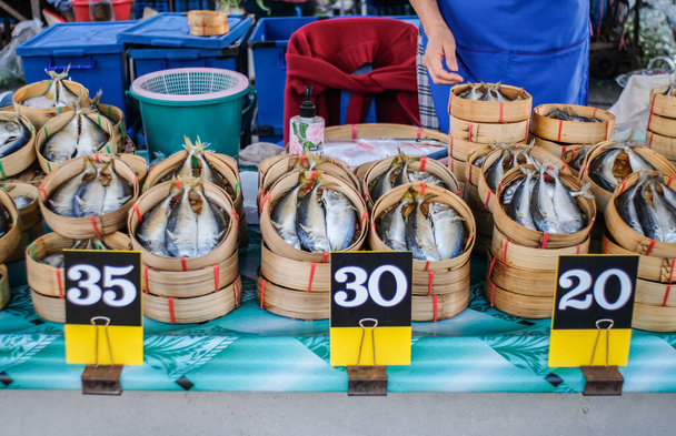 Veel makreel gestoomde vissen.De makreel wordt in bamboe korf gedaan voor verkoop in verse markt. - Foto, afbeelding