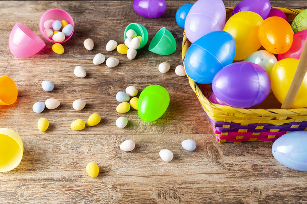 Кутове крупним планом зображення пластикових великодніх яєць, наповнених шоколадними цукерками перед полюванням на великодні яйця. Це веселе заняття для дітей, які шукають яйця і отримують цукерки
. - Фото, зображення