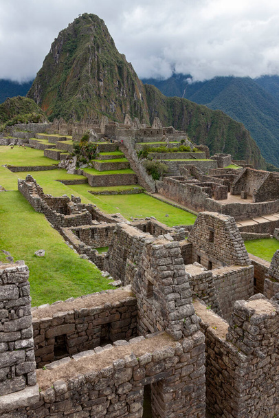 Machu Picchu inka városa Peruban, Dél-Amerikában. Bár helyileg ismert volt, a spanyolok nem tudták a gyarmati időszakban, és ismeretlen volt a külvilág számára, amíg Hiram Bingham amerikai történész fel nem hívta rá a nemzetközi figyelmet. - Fotó, kép