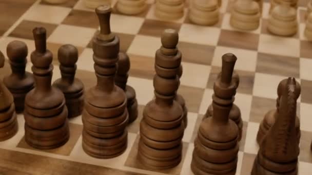 tablero de ajedrez con figuras va alrededor. Vista de cerca. Vídeo 4k - Metraje, vídeo