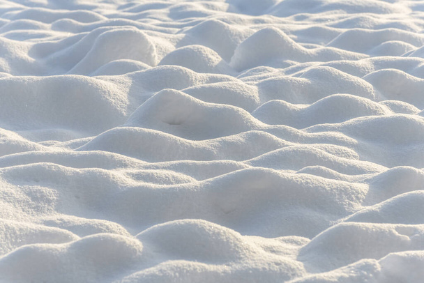 Хвилі снігового бумсина поле взимку у Франції. - Фото, зображення