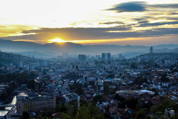 Puesta de sol y Sarajevo. Panorama de la ciudad de Sarajevo al atardecer. Ciudad de Sarajevo. - Foto, imagen