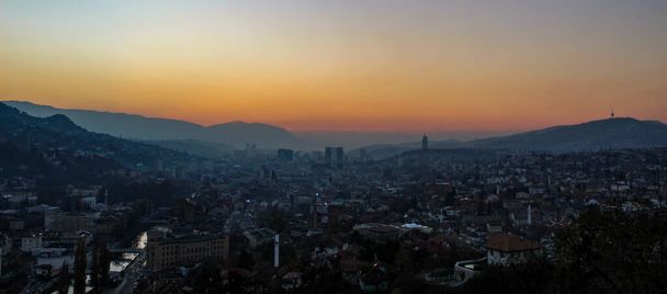 Banner. Cielo colorido y puesta de sol sobre Sarajevo. Ciudad de Sarajevo antes de la noche. Sarajevo, Bosnia y Herzegovina. - Foto, imagen
