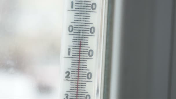Unter Null Auf dem Fensterthermometer in der Stadt bei Schneefall, Nahaufnahme, im Freien - Filmmaterial, Video