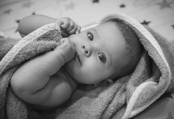 hermoso bebé recién nacido envuelto en una toalla después de bañarse - Foto, Imagen