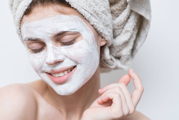Frau mit nackten Schultern mit Handtuch auf dem Kopf Hautpflege Gesichtsmaske - Foto, Bild