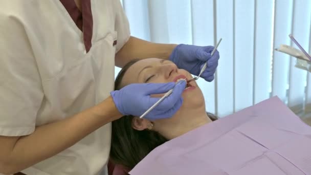 onderzoek van de cliënt in de tandheelkundige kliniek - Video