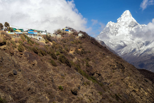 Schöne Landschaft des Himalaya-Gebirges. Everest Base Camp Trek. Aussichtspunkt Ama Dablam. - Foto, Bild