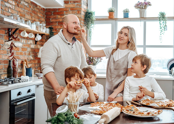 Estilo de vida doméstico de casal amoroso e seus filhos na cozinha - Foto, Imagem
