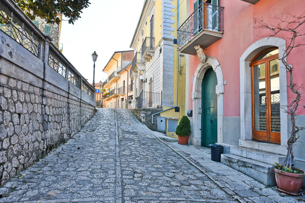 Egy utca a régi kőházak között Paternopoli, egy középkori falu Avellino tartományban. - Fotó, kép